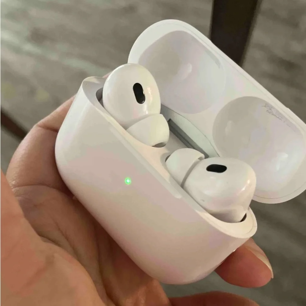 Apple White Wireless Earbuds with Charging Case AirPod pros 2